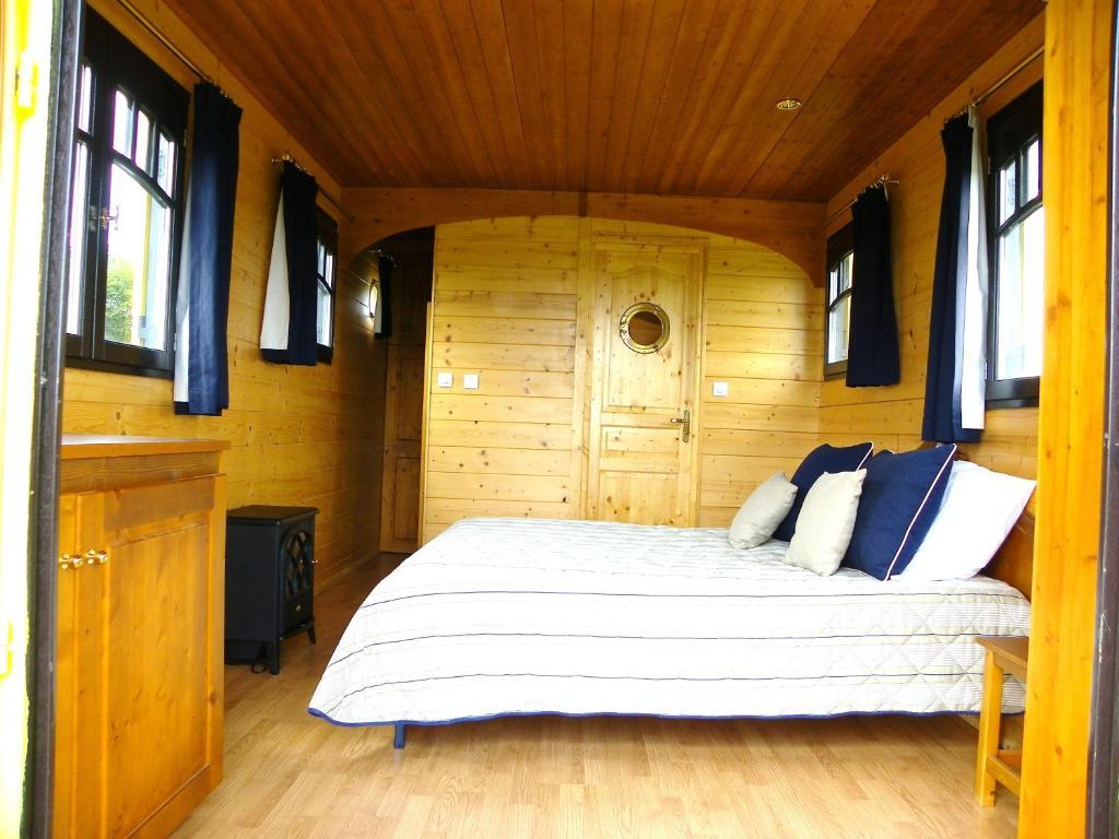 Hotel Les Roulottes Des Korrigans Brasparts Zimmer foto